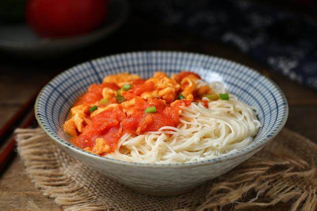 西红柿鸡蛋打卤面,浇上西红柿鸡蛋卤汁就可以食用了。