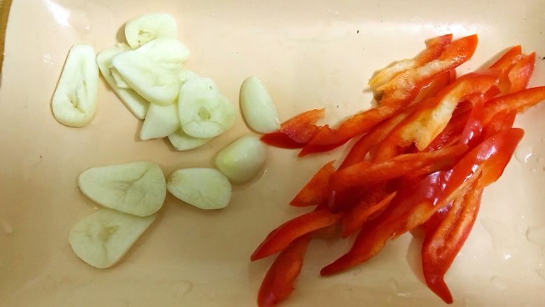 家常焖鱼,蒜切片,红椒切丝。