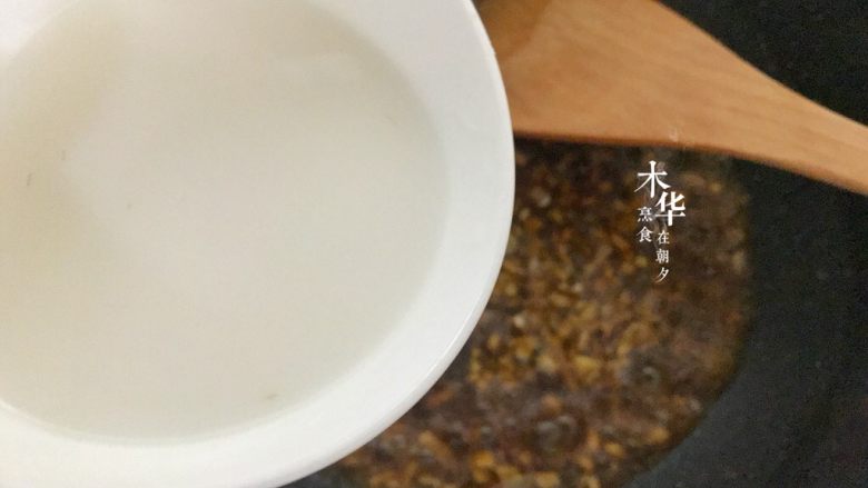 蒜蓉蚝油生菜,生粉加点水混合,倒入锅里勾芡。