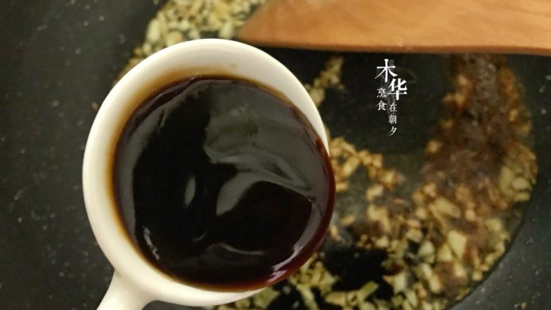 蒜蓉蚝油生菜,加入蚝油。