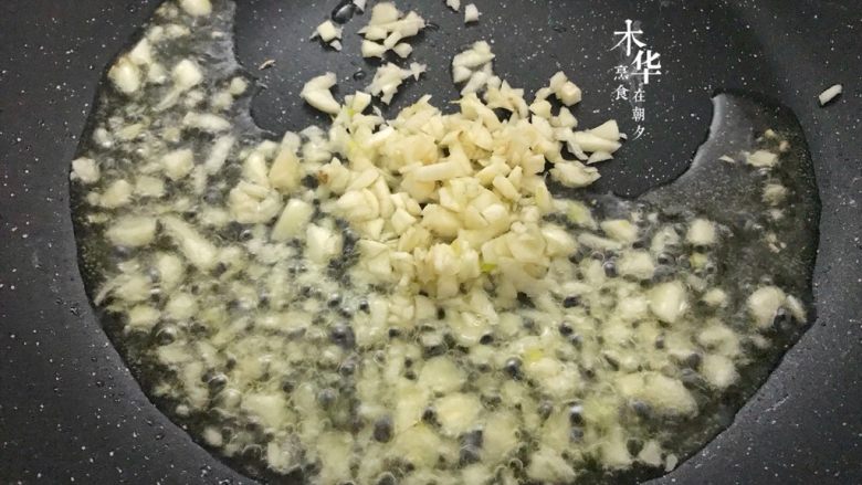 蒜蓉蚝油生菜,另起油锅,把蒜蓉倒入翻炒。