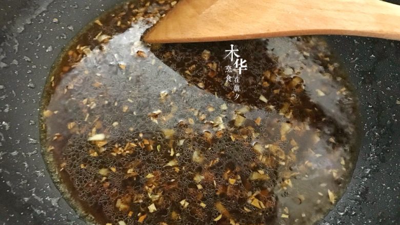 蒜蓉蚝油生菜,再加点水,煮开。