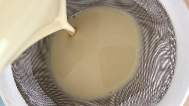千层芒果蛋糕,过筛两到三次。