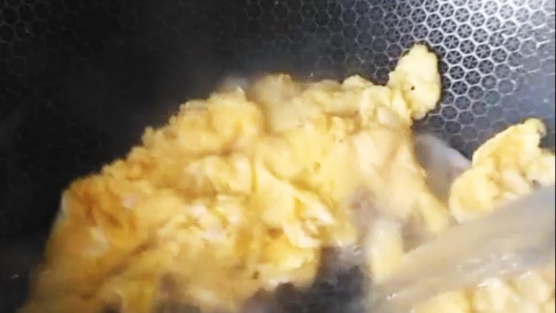 苦菜蛋汤,加入开水,烧开