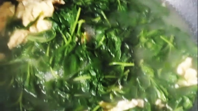 苦菜蛋汤,加入盐,再次煮开即可