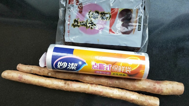 山药豆沙卷,准备材料:铁棍山药一根,保鲜袋2个,豆沙馅130克左右,