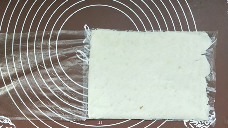 山药豆沙卷,然后把保鲜袋的两侧剪开,露出山药泥。