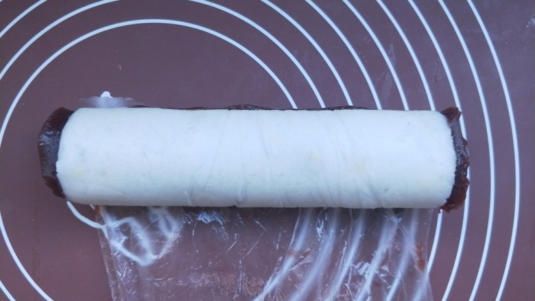 山药豆沙卷,整个都卷好,卷成一个圆筒。