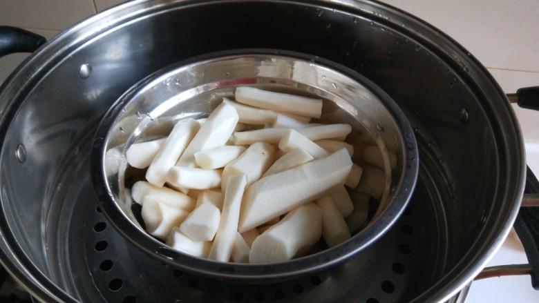 山药蜜豆卷,铁杆<a style='color:red;display:inline-block;' href='/shicai/ 28'>山药</a>4根,洗干净去皮切成段,放入盆中。