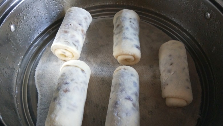 山药蜜豆卷,放入蒸锅二次发酵20分钟,开火蒸15分钟即可关火。
