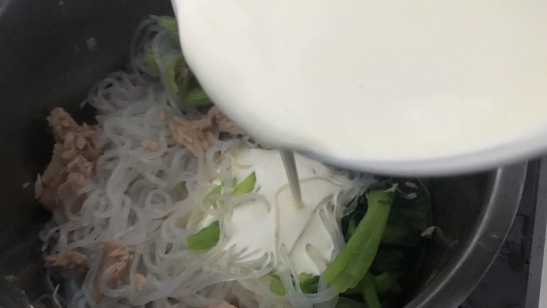 奶香菠菜魔芋面,倒入适量淡奶油,根据自己喜好加,煮一会