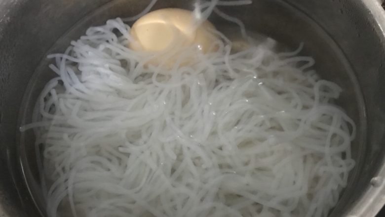 奶香菠菜魔芋面,锅中水滚后,加入魔芋面煮5分钟