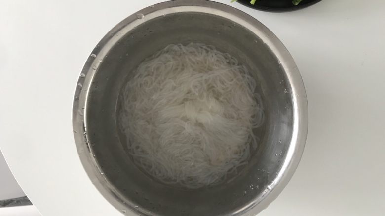 奶香菠菜魔芋面,魔芋面水倒掉,解开结。