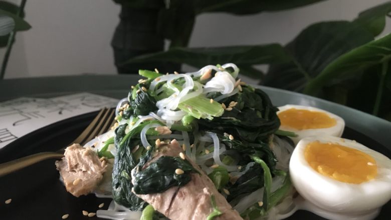 奶香菠菜魔芋面,最后盛盘撒芝麻点缀,把水煮蛋对半切开