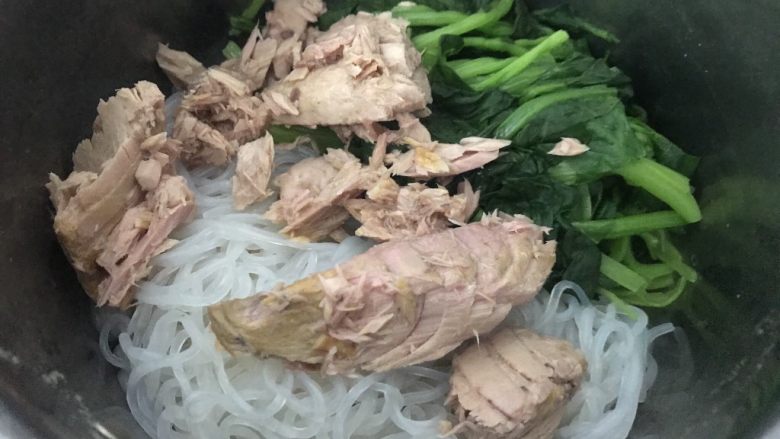 奶香菠菜魔芋面,锅中水倒掉,热锅,把魔芋面菠菜放到锅中先炒几下,去除多余水,再加入金枪鱼