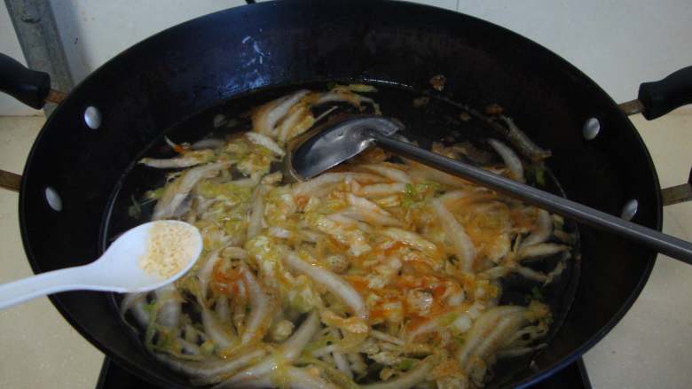 白菜鲜虾面,加水烧开,加盐、鸡精调味