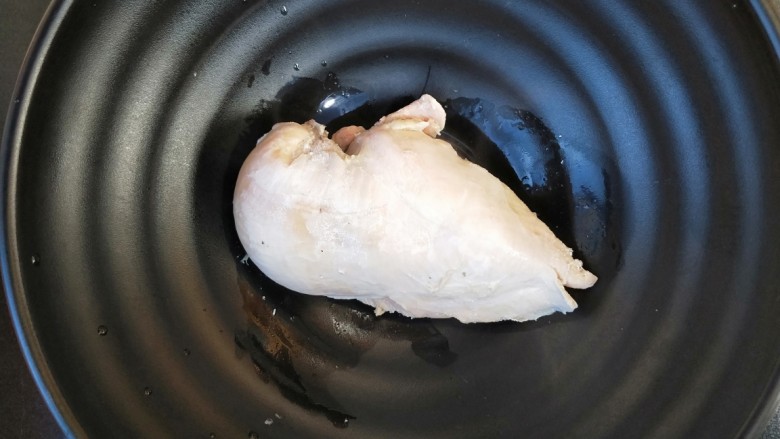 双菇鸡丝,大概煮15~20分钟,因为鸡胸肉大小不一样。用筷子插一下,能插透就是熟了。掰开看看从里到外都白了就是熟了。捞出自然晾凉。