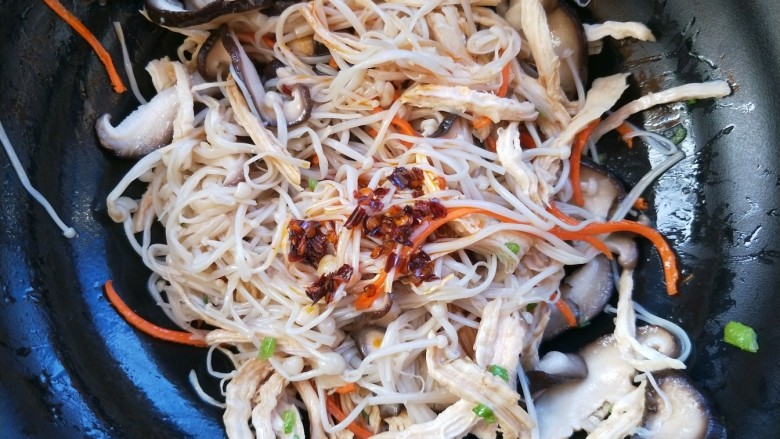 双菇鸡丝,然后加熟白芝麻,盐,生抽,醋,香油,鸡精。辣椒油。白胡椒粉搅拌均匀。
