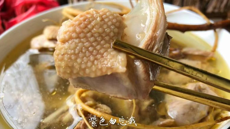 虎尾轮水鸭汤,美味的虎尾轮水鸭汤做好了,清香美味,超级好喝,喜欢的宝宝赶紧学起来吧。