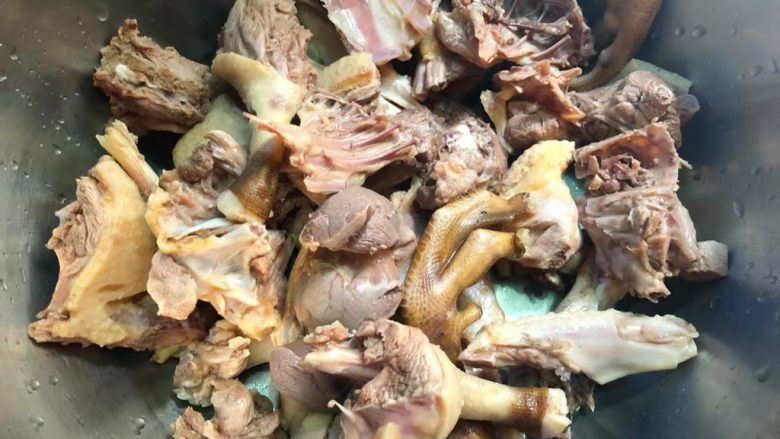 虎尾轮水鸭汤,把焯好水的鸭肉用夹子清理掉细毛,弄好清洗干净放入大碗里。