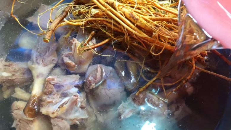 虎尾轮水鸭汤,倒入2000ml水,喜欢喝汤可以多放一些,看个人喜欢。