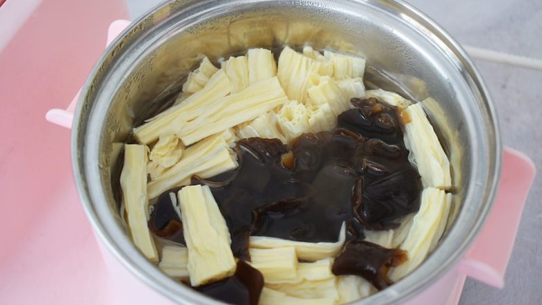 凉拌腐竹木耳,锅中烧开水,放入腐竹和木耳焯水2分钟
