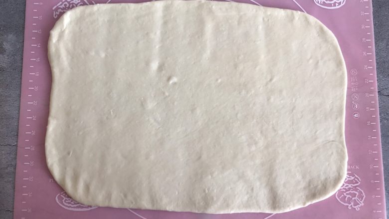 芝麻酱烧饼,讲松弛的面用擀面杖擀成5mm厚的薄片
