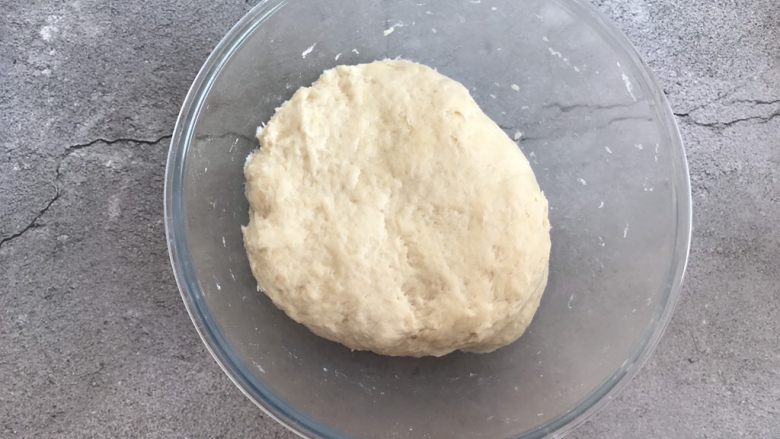 芝麻酱烧饼,揉成光滑的面团,盖上保鲜膜松弛20分钟