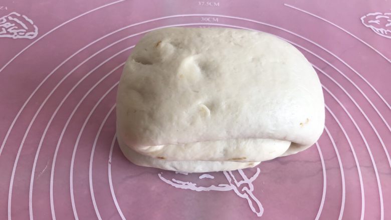 芝麻酱烧饼,在从中间对折一下,然后盖上保鲜膜继续松弛20分钟
