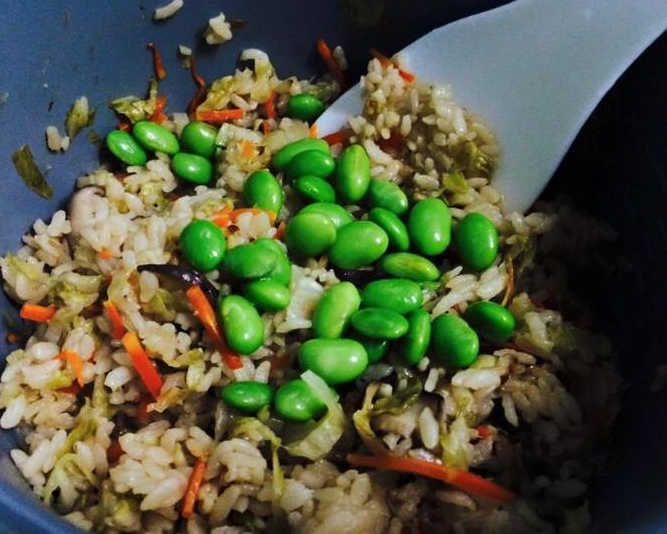 鳗鱼饭,等煮好开关跳起在燜10分钟至熟透,用饭匙翻松放入<a style='color:red;display:inline-block;' href='/shicai/ 67'>毛豆</a>拌匀即可。