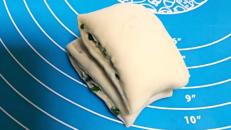 蓬松柔软的香葱花卷,取2个面块,摞在一起