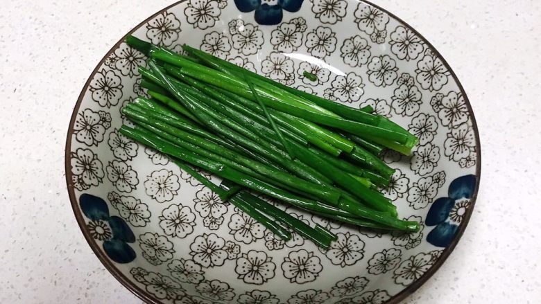 蓬松柔软的香葱花卷,香葱叶清洗干净,用厨房用纸吸去水份