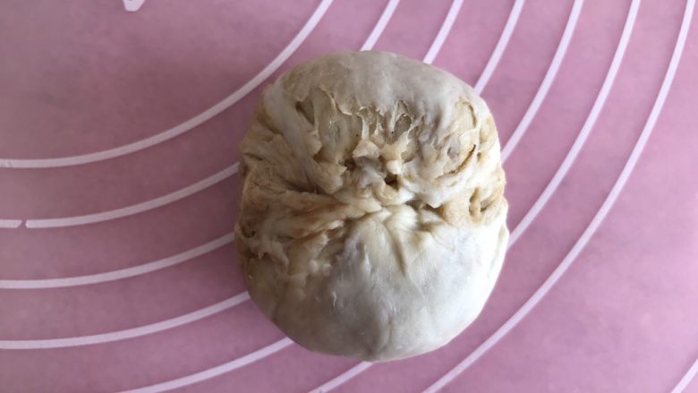 芝麻酱烧饼,用掌心将小剂子压平然后四角朝中间对叠,将切口收紧捏实