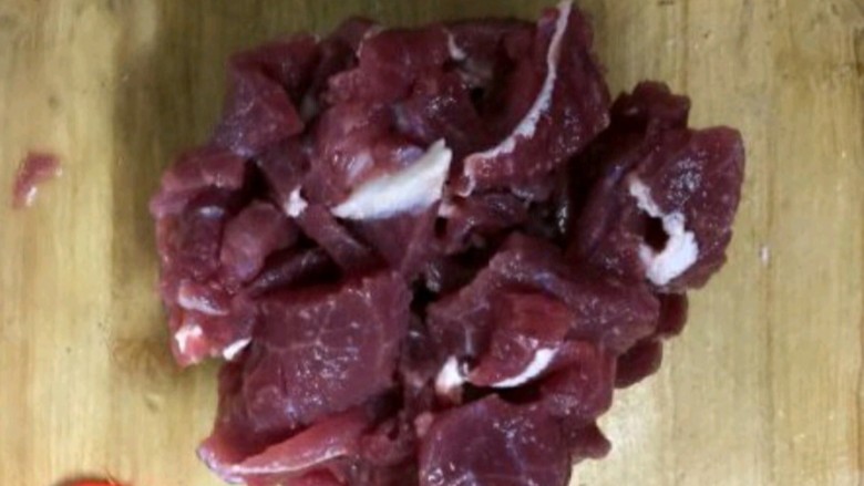 瘦肉土豆丝,肉加<a style='color:red;display:inline-block;' href='/shicai/ 718'>料酒</a>淀粉，胡椒粉，加一勺盐，搅拌，腌制10分钟