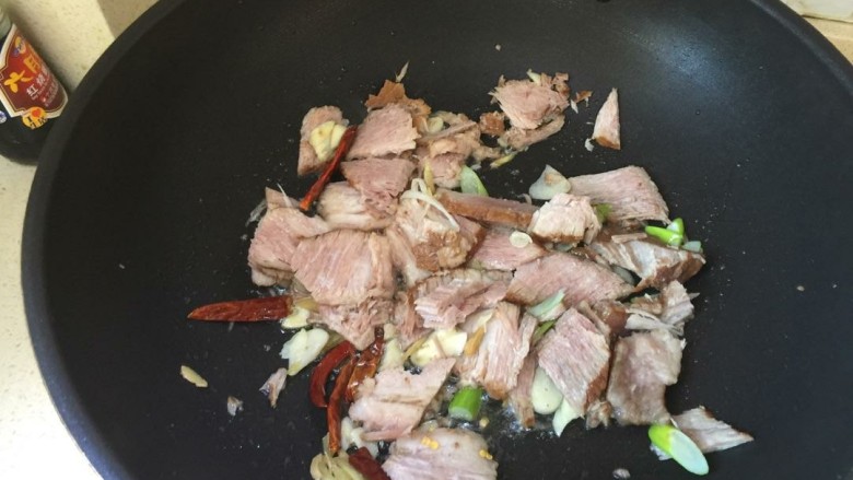 瘦肉土豆丝,潮汕话“鼎着拉落”，热锅加油，然后加蒜沫，辣椒酱，煸炒然后，放入腌制好的肉，接着炒
