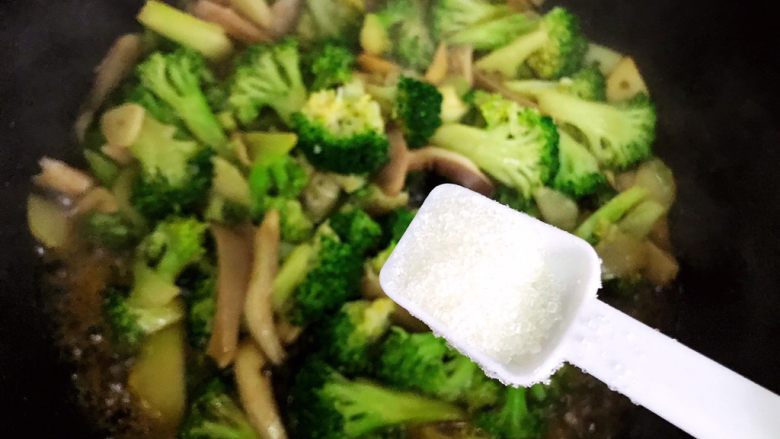 蚝油平菇西蓝花,加一小勺细砂糖,翻炒均匀,即可