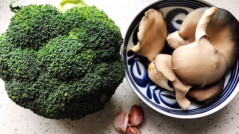 蚝油平菇西蓝花,首先我们准备好所有食材