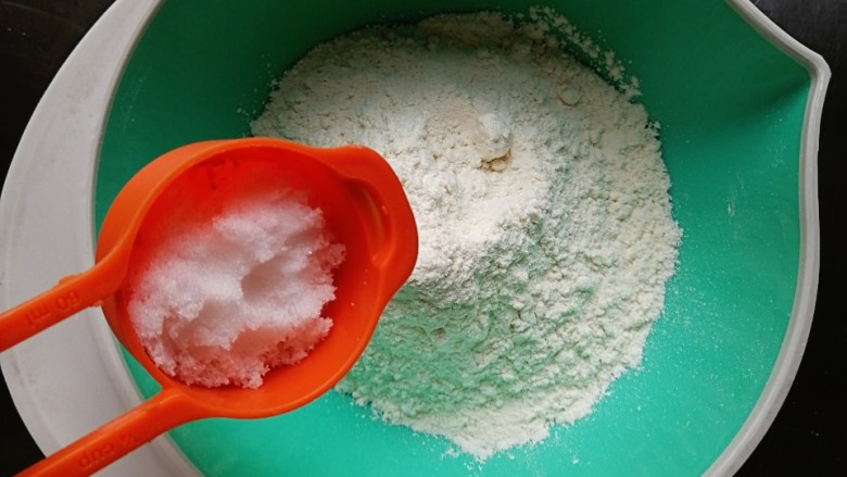 肉松馒头卷,将细砂糖倒入面粉内,稍微搅拌一下