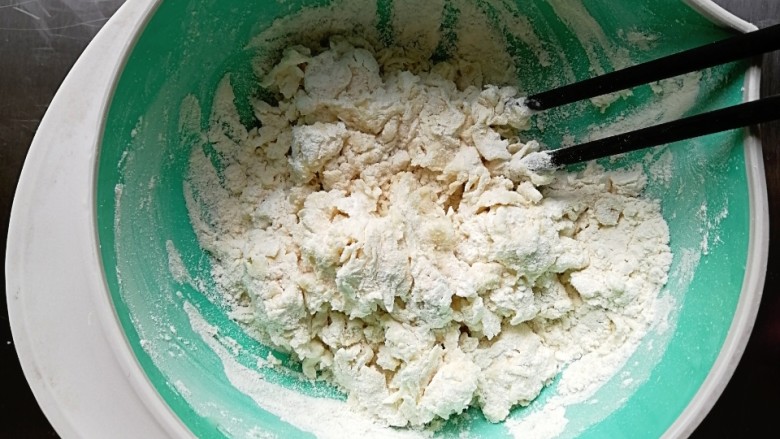 肉松馒头卷,将酵母水倒入面粉内,用筷子搅拌成絮状