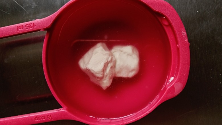 肉松馒头卷,鲜酵母倒入清水内,搅拌至酵母基本融化(如果用的干酵母,2g就可以啦)