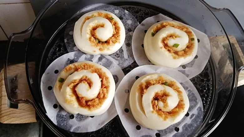 肉松馒头卷,发酵至两倍大,直接开中火蒸10分钟,关火后焖3分钟即可