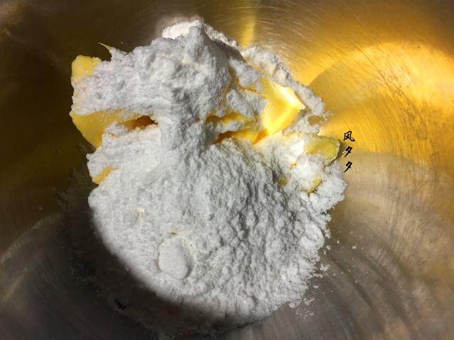核桃饼干,加入糖粉搅拌均匀,然后用打蛋器稍许打发至蓬松状态