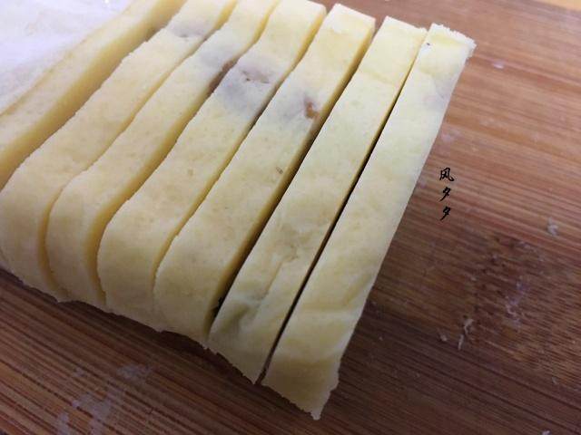 核桃饼干,冷冻一个小时候拿出来已经很硬了,这时切成6mm的厚度