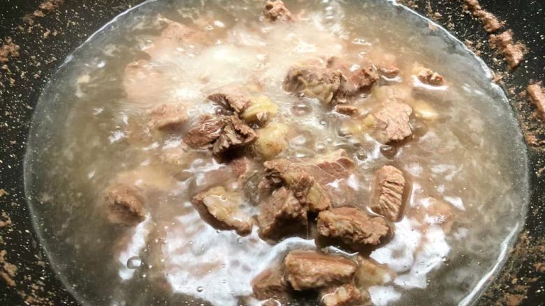 萝卜烧牛腩,水开再煮2分钟,把血末完全焯出来,焯好用温水清洗干净待用。