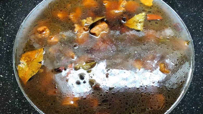 萝卜烧牛腩,倒入适量水,水量高出食材1cm,盖上盖子,大火把汤煮开,转中火炖40分钟。