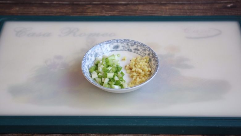 鸡丁炒豌豆杏鲍菇,小香葱切成葱花,姜切成末。