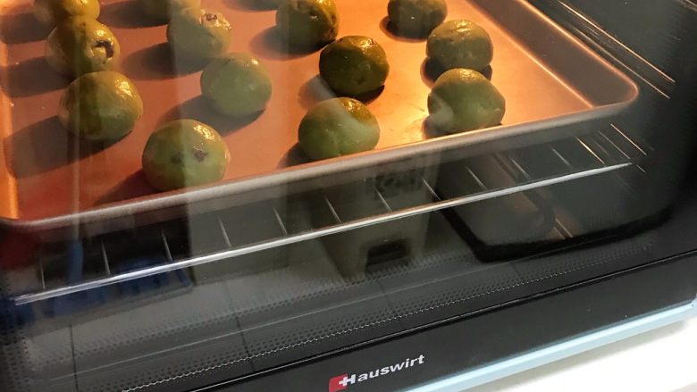 抹茶蔓越莓麻薯,入预热的好的烤箱中层,上下火180度约烤20分钟。请按照各种烤箱情况调整温度和时间。