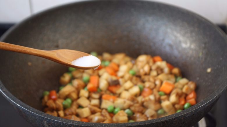 鸡丁炒豌豆杏鲍菇,最后加少许盐调味。