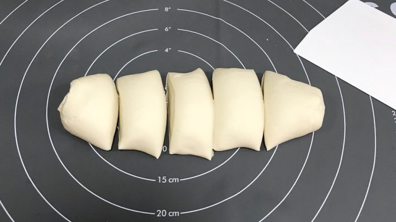 盘丝饼,醒发好的面团均分成5份。
