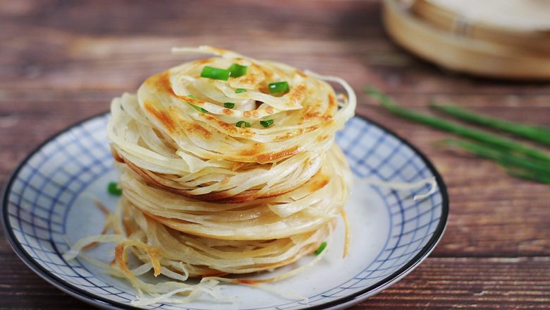 盘丝饼,制作好的盘丝饼稍微放凉，用手从中间往外捏松拉散开，散而不碎，放入盘中待食用。